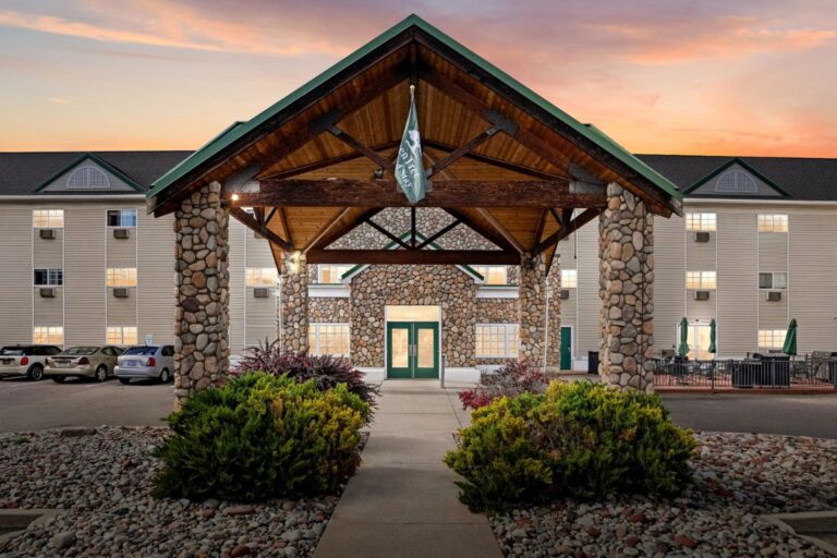 Your Pet’s Favorite Stay Awaits: Experience Pet-Friendly Hospitality in Eagle