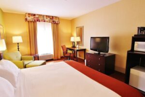 Hotels in Pinetop for a White Mountains Fall Getaway